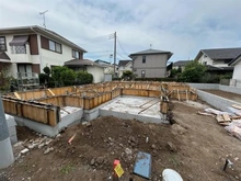 【東京都/小金井市本町】小金井市新築戸建　2号棟 建築中の外観：全2棟
写真、奥
※7月撮影時の様子