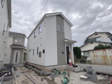 【東京都/小平市学園東町】小平市学園東町2丁目　全3棟　A号棟 建築中の外観：全3棟（写真中央）