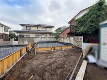 【東京都/小平市花小金井南町】小平市花小金井南町3丁目新築戸建 全2棟 A号棟 建築中の外観：全2棟（写真中央）