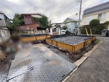 【東京都/小平市花小金井南町】小平市花小金井南町3丁目新築戸建 全2棟 B号棟 建築中の外観：全2棟（写真手前）