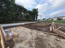 【東京都/小平市天神町】小平市天神町3丁目新築戸建 全3棟 2号棟 建築中の外観：全3棟（写真中央）