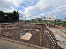 【東京都/小平市天神町】小平市天神町3丁目新築戸建 全3棟 3号棟 建築中の外観：全3棟（写真中央）