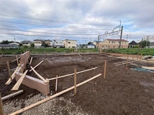 【東京都/小平市天神町】小平市天神町3丁目新築戸建 全3棟 3号棟 建築中の外観：全3棟（写真中央）
