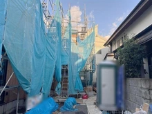 【東京都/小平市花小金井】小平市花小金井5丁目新築戸建 全2棟 B号棟 建築中の外観：全2棟（写真中央奥）