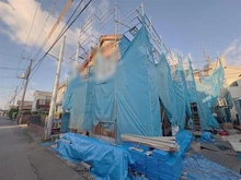 【東京都/小平市花小金井】小平市花小金井5丁目新築戸建 全2棟 A号棟 建築中の外観：全2棟（写真中央）