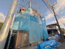 【東京都/小平市花小金井】小平市花小金井5丁目新築戸建 全2棟 A号棟 建築中の外観：全2棟（写真中央）