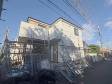 【東京都/小金井市貫井南町】小金井市貫井南町1丁目新築戸建 全3棟 3号棟 建築中の外観：全3棟 3号棟（写真中央）