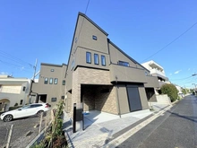 【東京都/杉並区天沼】杉並区天沼1丁目新築戸建て C号棟 外観：全3区画・中央