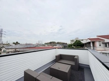 【東京都/杉並区浜田山】杉並区浜田山1丁目 新築戸建て 4号棟 屋上テラス：写真の家具はご購入時に付随するものではありません