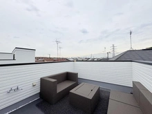 【東京都/杉並区浜田山】杉並区浜田山1丁目 新築戸建て 5号棟 屋上テラス：写真の家具はご購入時に付随するものではありません