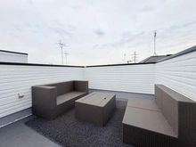 【東京都/杉並区浜田山】杉並区浜田山1丁目 新築戸建て 5号棟 屋上テラス：写真の家具はご購入時に付随するものではありません
