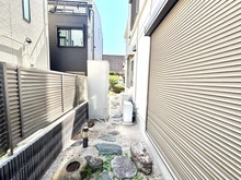 【東京都/杉並区桃井】杉並区桃井一丁目中古戸建 アプローチから庭までの通路