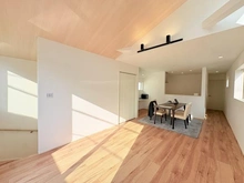 【東京都/杉並区下井草】杉並区下井草3丁目新築戸建て2号棟 リビング・ダイニング：※家具・調度品等は販売価格に含まれておりません