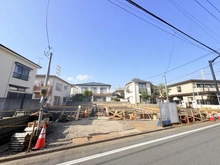 【東京都/杉並区宮前】杉並区宮前1丁目新築戸建て2号棟 建築中の外観：全4区画・左側から3番目の区画