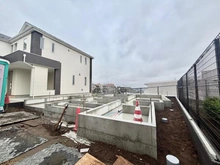 【神奈川県/横浜市鶴見区上の宮】横浜市鶴見区上の宮2丁目　新築戸建1号棟 建築中の外観：全２区画、右側