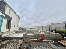 【神奈川県/横浜市鶴見区上の宮】横浜市鶴見区上の宮2丁目　新築戸建1号棟 建築中の外観：全２区画、右側