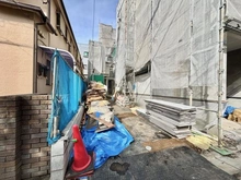 【東京都/目黒区柿の木坂】目黒区柿の木坂3丁目　新築戸建 2号棟 建築中の外観：全2棟、左側