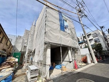 【東京都/目黒区柿の木坂】目黒区柿の木坂3丁目　新築戸建　1号棟 建築中の外観：全2棟、右側