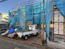 【東京都/東久留米市浅間町】東久留米市浅間町3丁目　新築戸建　2号棟【全3棟】 建築中の外観：右から1号棟：2号棟（写真中央）：3号棟（全3棟）