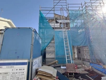 【東京都/東久留米市浅間町】東久留米市浅間町3丁目　新築戸建　3号棟【全3棟】 建築中の外観：[写真左]浅間町3丁目新築戸建て3号棟（全3棟）