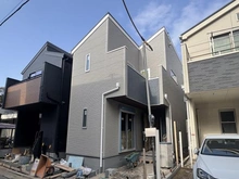 【東京都/杉並区今川】杉並区今川1丁目　新築戸建　 2号棟【全2号棟】 外観：写真中央／今川1丁目新築戸建2号棟【全2棟】
工事中／2026/01/19撮影