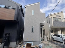 【東京都/杉並区今川】杉並区今川1丁目　新築戸建　 2号棟【全2号棟】 外観：写真中央／今川1丁目新築戸建2号棟【全2棟】
工事中／2026/01/19撮影