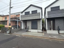 【東京都/練馬区南大泉】練馬区南大泉1丁目　新築分譲住宅　A号棟【全2棟】 建築中の外観：写真中央／ A号棟【全2棟】