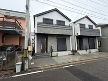 【東京都/練馬区南大泉】練馬区南大泉1丁目　新築分譲住宅　A号棟【全2棟】 建築中の外観：写真中央／ A号棟【全2棟】