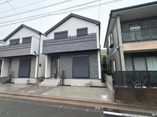 【東京都/練馬区南大泉】練馬区南大泉1丁目　新築分譲住宅　B号棟【全2棟】 建築中の外観：写真中央／B号棟【全2棟】