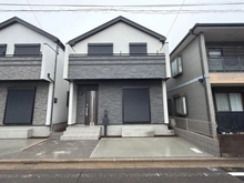 【東京都/練馬区南大泉】練馬区南大泉1丁目　新築分譲住宅　B号棟【全2棟】 建築中の外観：写真中央／B号棟【全2棟】