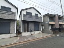 【東京都/練馬区南大泉】練馬区南大泉1丁目　新築分譲住宅　B号棟【全2棟】 建築中の外観：写真中央／B号棟【全2棟】