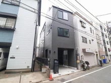 【東京都/板橋区上板橋】板橋区上板橋3丁目　新築戸建 外観：写真中央の建物