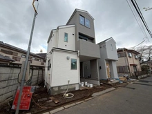 【東京都/練馬区平和台】練馬区平和台3丁目新築戸建て 1号棟【全3棟】 建築中の外観：写真中央：練馬区平和台3丁目新築戸建て 1号棟【全3棟】