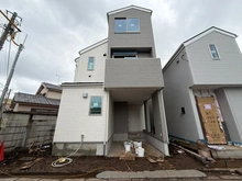 【東京都/練馬区平和台】練馬区平和台3丁目新築戸建て 1号棟【全3棟】 建築中の外観：写真中央：練馬区平和台3丁目新築戸建て 1号棟【全3棟】