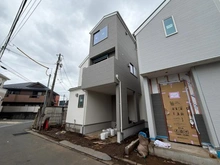 【東京都/練馬区平和台】練馬区平和台3丁目新築戸建て 1号棟【全3棟】 建築中の外観：写真中央：練馬区平和台3丁目新築戸建て 1号棟【全3棟】