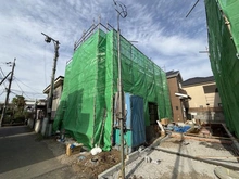 【東京都/西東京市北原町】西東京市北原町1丁目　新築分譲住宅　1号棟【全6区画】 建築中の外観：写真中央：西東京市北原町1丁目 新築分譲住宅 1号棟【全6区画】