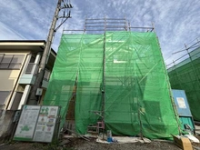 【東京都/西東京市北原町】西東京市北原町1丁目　新築分譲住宅　1号棟【全6区画】 建築中の外観：写真中央：西東京市北原町1丁目 新築分譲住宅 1号棟【全6区画】