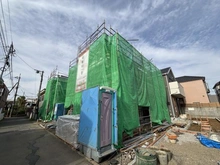 【東京都/西東京市北原町】西東京市北原町1丁目　新築分譲住宅　3号棟【全6区画】 建築中の外観：写真中央：3号棟【全6区画】