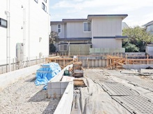 【東京都/練馬区富士見台】練馬区富士見台2丁目　新築戸建　1号棟【全3棟】 建築中の外観：写真左側区画：練馬区富士見台2丁目新築戸建て1号棟（全2棟）