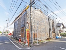 【東京都/練馬区大泉学園町】練馬区大泉学園町5丁目　新築戸建　A号棟【全5棟】 建築中の外観：全5棟/写真中央 A号棟