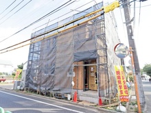 【東京都/練馬区大泉学園町】練馬区大泉学園町5丁目　新築戸建　A号棟【全5棟】 建築中の外観：全5棟/写真中央 A号棟