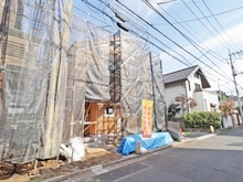【東京都/練馬区大泉学園町】練馬区大泉学園町5丁目　新築戸建　B号棟【全5棟】 建築中の外観：写真中央：B号棟/全5棟