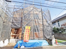 【東京都/練馬区大泉学園町】練馬区大泉学園町5丁目　新築戸建　B号棟【全5棟】 建築中の外観：写真中央：B号棟/全5棟