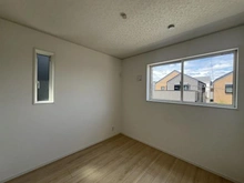 【東京都/三鷹市中原】三鷹市中原4丁目新築戸建て　2号棟 洋室：※照明をつけていない状態です