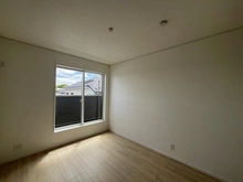 【東京都/三鷹市中原】三鷹市中原4丁目新築戸建て　2号棟 洋室：※照明をつけていない状態です