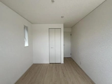 【東京都/三鷹市中原】三鷹市中原4丁目新築戸建て　2号棟 洋室：※照明をつけていない状態です