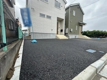 【東京都/三鷹市北野】三鷹市北野三丁目　新築戸建2号棟 建築中の外観：画像中央の建物が対象地となります。全2棟