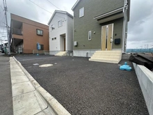 【東京都/三鷹市北野】三鷹市北野三丁目　新築戸建1号棟 駐車場：画像右手の建物が対象地になります。