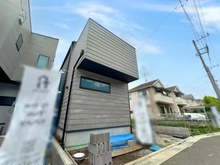 【東京都/世田谷区祖師谷】世田谷区祖師谷6丁目　新築戸建　4号棟 建築中の外観：※写真中央が対象地になります。
　全10棟
