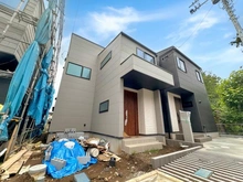 【東京都/世田谷区祖師谷】世田谷区祖師谷6丁目　新築戸建　7号棟 建築中の外観：※写真中央が対象地になります。
　全10棟